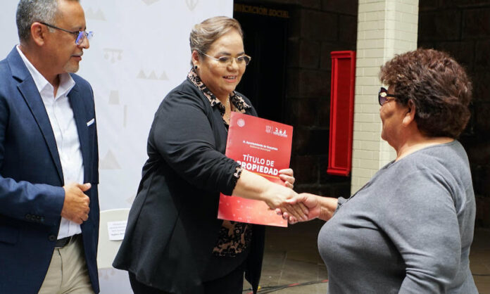 Entrega Ayuntamiento títulos de propiedad a familias guaymenses; el tesorero municipal, Daniel Apocada Larrinaga, estuvo representando a la doctora Karla Córdova González.