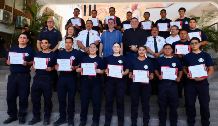 Egresa nueva generación de la Academia de Bomberos de Navojoa; asisten al evento de graduación elementos de Protección Civil del Estado.