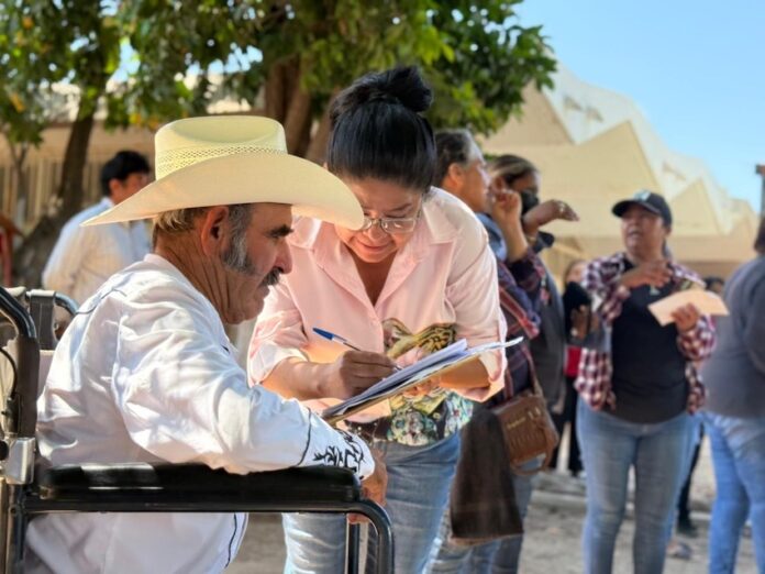 Entregan material para construcción a 70 familias empalmenses como resultado de gestiones del alcalde Luis Fuentes.