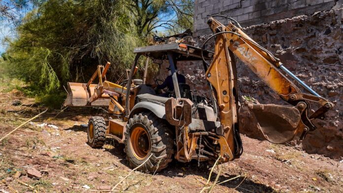 Refuerza Ayuntamiento de Guaymas limpieza profunda en arroyos ante próxima temporada de lluvias; buscan garantizar el correcto flujo de las aguas pluviales.