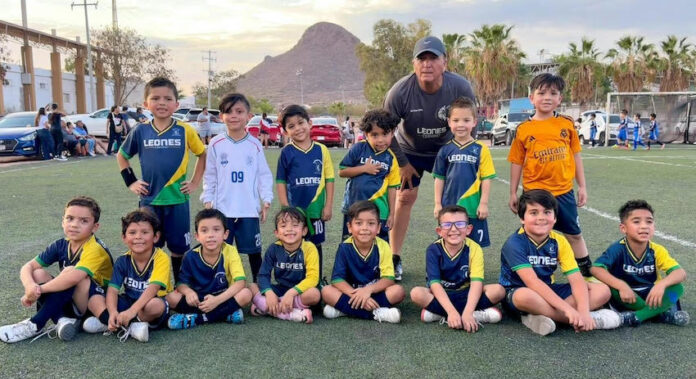 Padres de familia solicitan revertir descalificacion de equipo infantil en la Liga de Fútbol; una sanción administrativa no debe afectar el desarrollo deportivo y social de los menores.