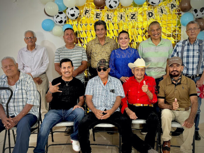 Por el Día del Padre festejan a adultos mayores; reconociendo en ellos su invaluable legado, experiencia y el papel fundamental que han desempeñado en sus familias y en la sociedad.