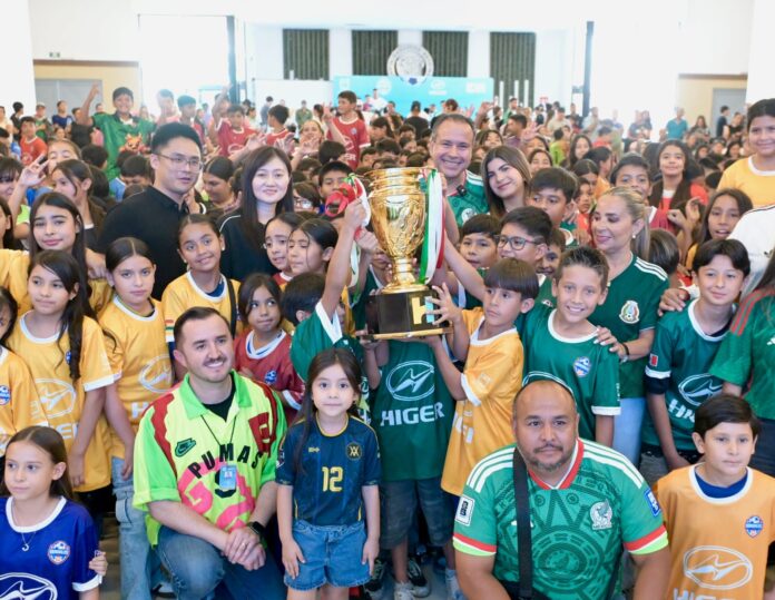 Inicia Toño Astiazarán la fiesta futbolera en Hermosillo con Mundialito H; participarán 48 equipos representantes de cada país en seis sedes como la Unidad Deportiva El Cárcamo.
