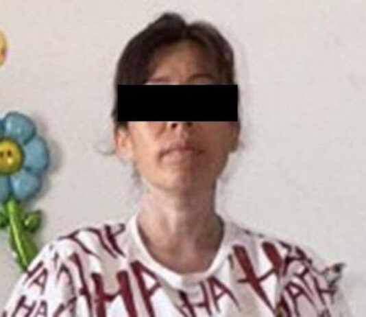 Amenaza de muerte a su propia madre; la intimida con una navaja