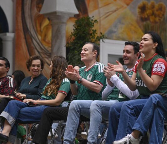 Acompañado de jóvenes sonorenses, Gobernador Durazo vive la emoción del debut de México en la Copa Mundial de la FIFA 2026