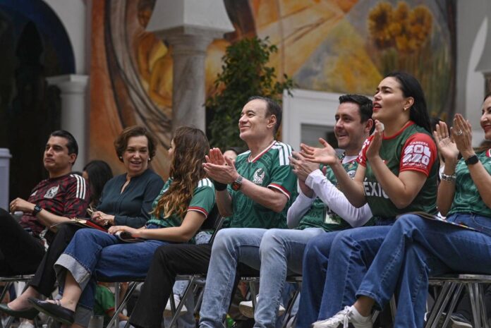 Acompañado de jóvenes sonorenses, Gobernador Durazo vive la emoción del debut de México en la Copa Mundial de la FIFA 2026; impulsa la iniciativa Sonora Mundialista, que busca acercar actividades deportivas, culturales y recreativas a las juventudes de todo el estado.