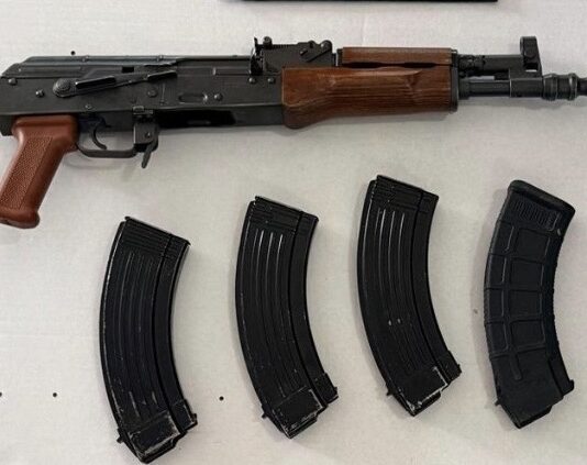 Detienen a 5 personas en posesión de arma de fuego