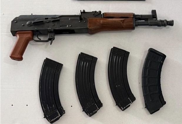 Detienen a 5 personas en posesión de arma de fuego; traían además cargadores y al menos 100 cartuchos para ‘cuerno de chivo’.