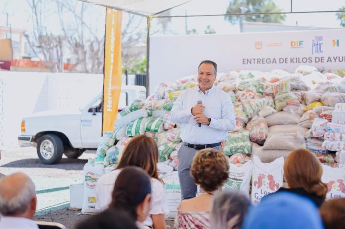 Beneficia Toño Astiazarán a 61 asociaciones altruistas con más de 6 toneladas de alimentos donados en las Fiestas del Pitic 2026; acompañado de su esposa Patty Ruibal, entrega los donativos reunidos por DIF Hermosillo en el marco de esta festividad.