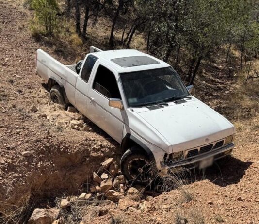 Camioneta cargada con droga se queda atascada en un rancho