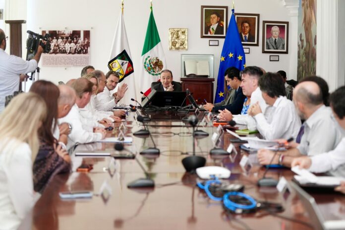 Gobernador Durazo refuerza alianza estratégica con Unión Europea; embajadores visitan Puerto de Guaymas; durante la gira que sostuvieron embajadores de la Unión Europa en México por Sonora, se establecieron vínculos comerciales para identificar oportunidades de inversión y cooperación en sectores clave como pesca, agroindustria, educación, energía y logística.