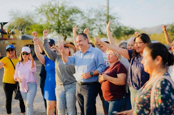 Casi listo el recarpeteo del bulevar Progreso, Toño Astiazarán supervisa la obra junto a vecinos; platicó pormenores del programa de rehabilitaciones mediante recarpeteo que se está ejecutando en la ciudad.
