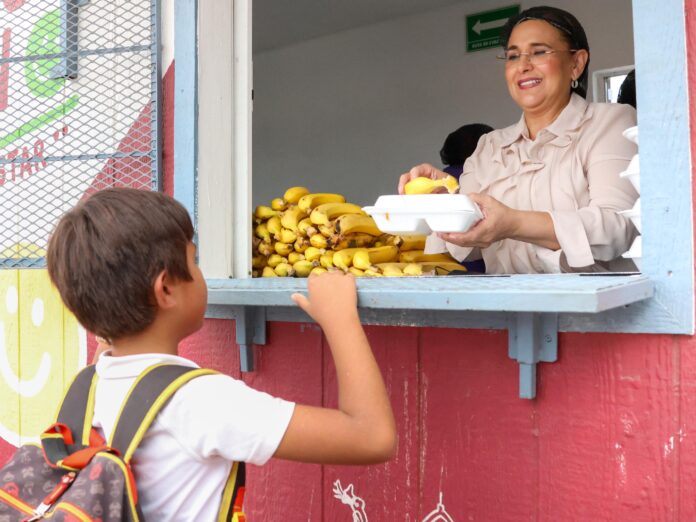 Supervisa alcaldesa Karla Córdova operación de comedor escolar; programa beneficia a miles de alumnos.