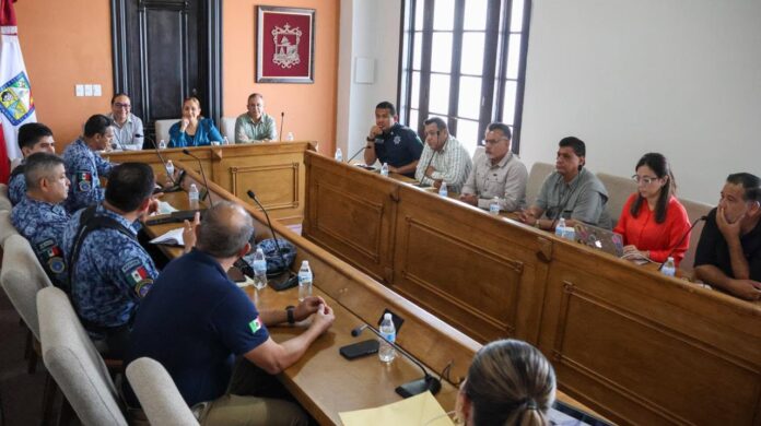 Coordina alcaldesa Karla Córdova participación de la Fuerza Aérea Mexicana en el Festival Mar Bermejo 2026; la Presidenta Municipal sostuvo una mesa de trabajo con mandos militares de la Segunda y Cuarta Zona Aérea para afinar los detalles de la presentación de la Escuadrilla Acrobática “Águilas Aztecas”.