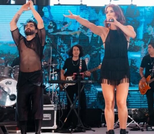 Músico guaymense acompaña a María León en extosa presentación