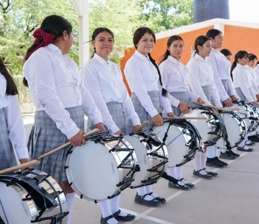 Entrega Ayuntamiento equipo a banda de guerra de Telesecundaria 285 “Guadalupe Soto Sánchez”