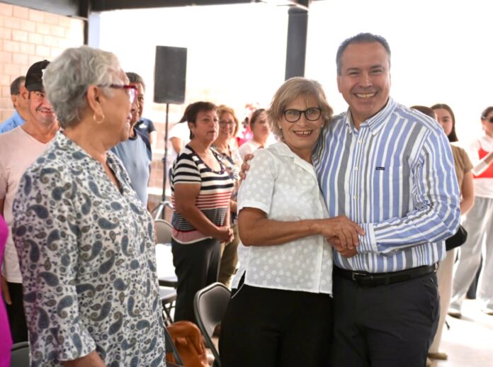 Apoya Toño Astiazarán a personas adultas a través del programa Huellas Mayores; se realiza en colaboración con OXXO; 65 personas mayores han facilitado su vida cotidiana y fortalecido su autonomía con los cursos que imparte.