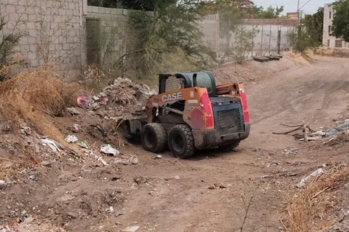 Avanza Gobierno Municipal con limpieza y desazolve de canales y arroyos en Hermosillo; tanto la Coordinación General de Desarrollo de Infraestructura como Servicios Públicos Municipales procuran disminuir riesgos a la ciudadanía durante la temporada de lluvias.