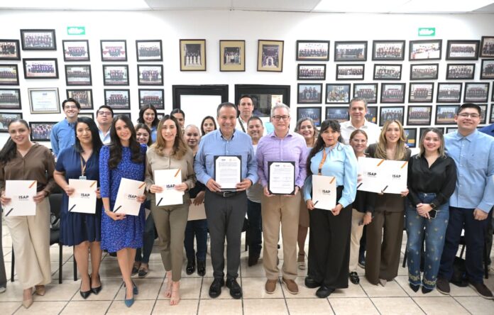 Fortalece Toño Astiazarán profesionalización de servidores públicos a través de convenio con ISAP; 24 trabajadores del Ayuntamiento de Hermosillo accederán a becas de posgrado para fortalecer sus capacidades y brindar mejores resultados a la ciudadanía.