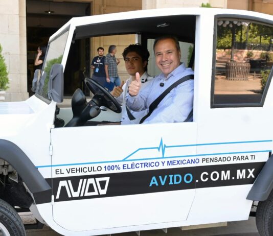 Reconoce Toño Astiazarán a jóvenes creadores de vehículo eléctrico AVIDO