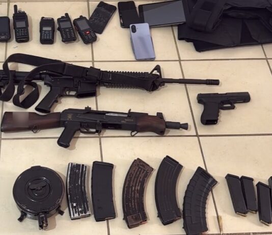 Cae sujeto en posesión de fusiles de asalto, cargadores y artefactos explosivos