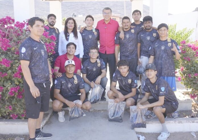 Ramón Flores entrega uniformes deportivos a equipos locales y refrenda su compromiso con la juventud y el deporte.