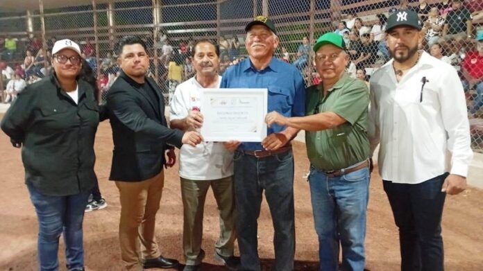 Honra Ayuntamiento de Empalme a Rudy Hernández y Aurelio Angulo en histórica inauguración de la Liga de Béisbol de Primera Fuerza.