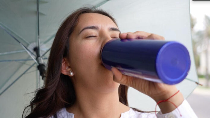 Recomiendan tomar agua constantemente para prevenir golpes de calor y otros problemas de salud relacionados con las altas temperaturas.