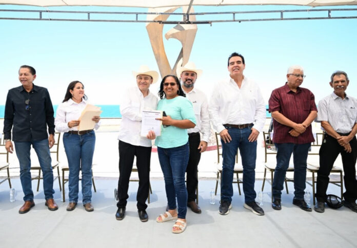 Gobernador Durazo resuelve demanda de agua en Puerto Peñasco con entrega de planta tratadora; en seguimiento a las acciones de mejora de la calidad de vida de los rocaportenses, el mandatario estatal entregó motores para embarcaciones menores a pescadores de la zona y más de 580 becas a estudiantes de universidades públicas.