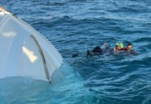 Rescatan a tres pescadores tras volcadura de su panga