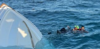 Rescatan a tres pescadores tras volcadura de su panga