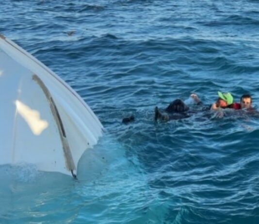 Rescatan a tres pescadores tras volcadura de su panga