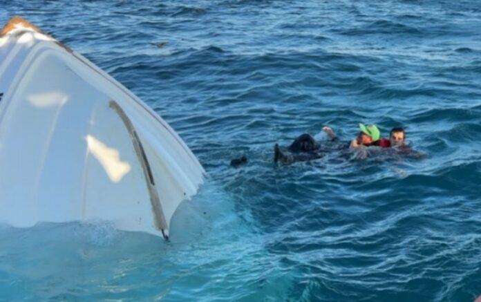 Rescatan a tres pescadores tras volcadura de su panga; uno de ellos había sido arrastrado por la corriente.