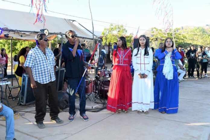 Acompaña Ayuntamiento de Hermosillo a la Nación Comcáac quienes reciben un nuevo ciclo con el Año Nuevo Seri; la comunidad de Punta Chueca celebró esta tradición ancestral con el izamiento de su bandera, cantos, convivencia y la fuerza de una identidad que permanece viva a través de generaciones.