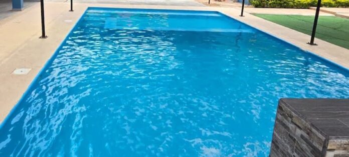Venían de vacaciones de Nogales, ocurre tragedia; niño de dos años y seis meses de edad muere ahogado en alberca, en San Carlos.