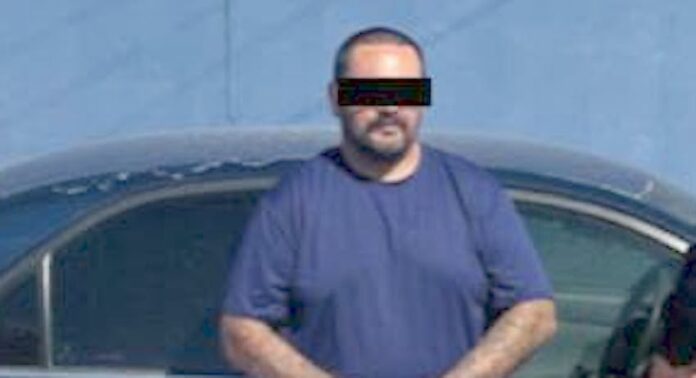 Cae sujeto con orden de captura en EEUU; fue detenido en posesión de un vehículo robado.