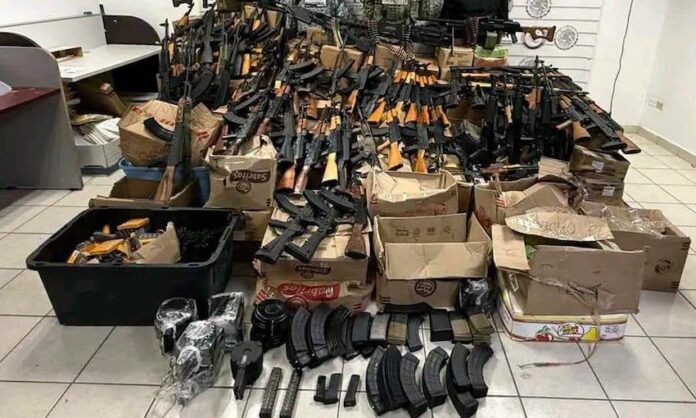 Decomisan arsenal; 81 armas largas; autoridades llevaron a cabo cateo en un domicilio de la colonia Federal, no hubo detenidos.