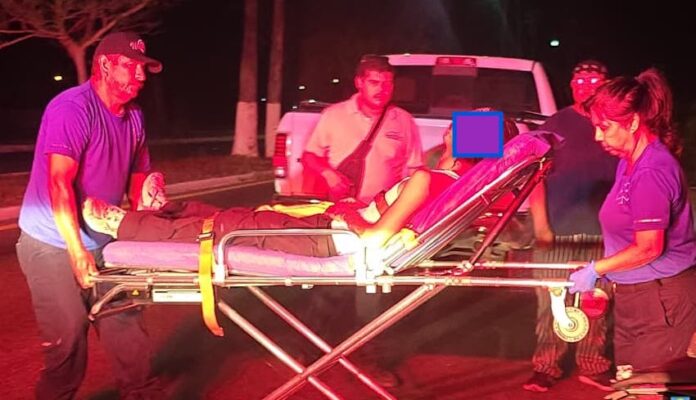 Joven motociclista herido en accidente sobre el ‘Tetakawi’; con el liviano vehículo que conducía chocó contra un caballo, mismo que quedó sin vida en el pavimento.