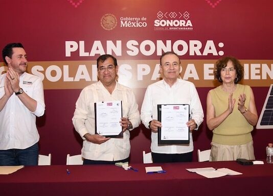 Gobernador Durazo lleva energía solar a hogares para reducir hasta 70% el recibo de luz