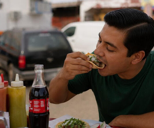 Llaman a extremar precauciones al consumir alimentos en la calle durante la temporada de calor