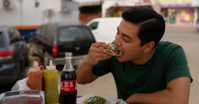 Llaman a extremar precauciones al consumir alimentos en la calle durante la temporada de calor; ante las altas temperaturas que se registran en la entidad.