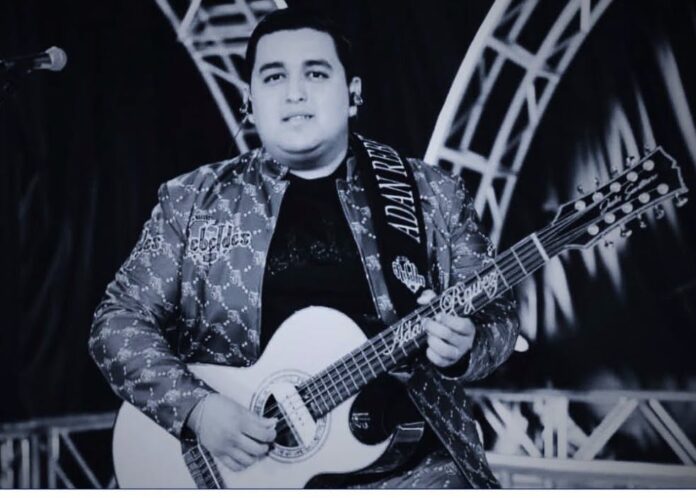 Ejecutan a ex vocalista del grupo Los Nuevos Rebeldes; se trata del joven Adán R., de 30 años de edad, victimado en las afueras de su casa.