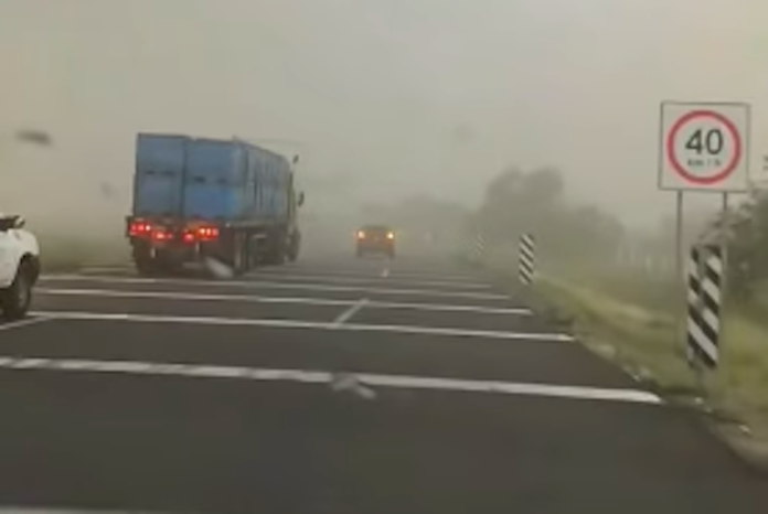 A mano armada asaltan a trailero al sur de Empalme; a ‘lamparazos’ lo hacen detener su marcha, y él pensó se trataba de algún retén oficial.