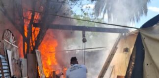 Rescatan a hombre de la tercera edad en incendio