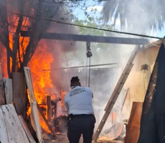 Rescatan a hombre de la tercera edad en incendio