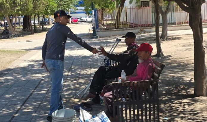 Implementa Gobierno de Hermosillo operativo de hidratación ante altas temperaturas; a través de la Coordinación Municipal de Protección Civil instaló puntos de hidratación en parques y plazas en distintos sectores de Hermosillo.