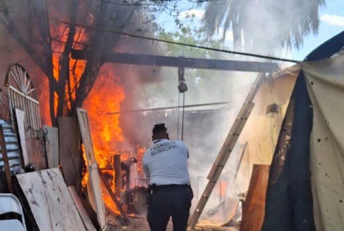 Rescatan a hombre de la tercera edad en incendio; siniestro ocurrido en la colonia Piedra Bola; fue auxiliado por personal de la Policía Municipal.