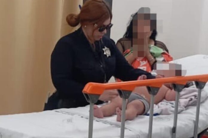 Niña de 2 años a punto de morir ahogada al caer a una alberca; una agente de la Policía Municipal le brindó primeros auxilios, logrando reanimarla, para luego ser llevada al hospital.