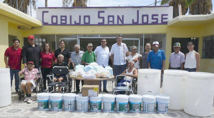Ramón Flores entrega apoyos al Asilo Cobijo San José y reconoce la labor de quienes cuidan a las personas adultas mayores.
