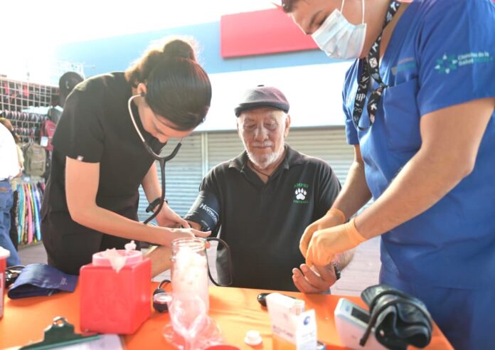 Acercará Gobierno de Hermosillo Jornada de Salud gratuita a la colonia Carmen Serdán; la Dirección de Salud Pública Municipal ofrecerá consultas médicas, atención dental, fisioterapia, Papanicolau, prótesis dentales y entrega de lentes este jueves 16 de julio en el Parque Recreativo Carmen Serdán.